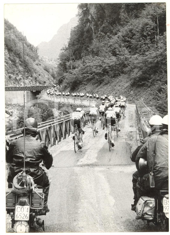 1957 CICLISMO 40° GIRO D'ITALIA 13^ tappa - Il gruppo in salita verso GENOVA