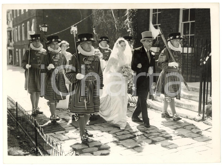 1953 LONDON Wedding Kathleene BROOKE and Robert VESEY STONEY - Bride and father
