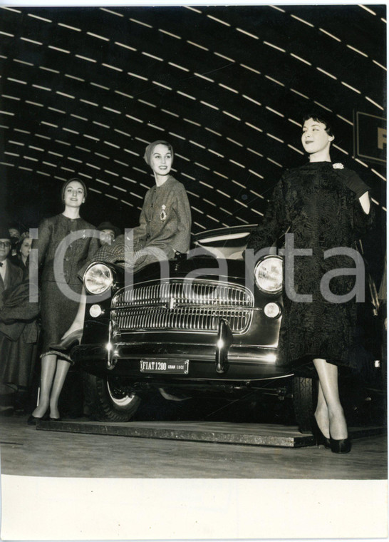 1957 TORINO Salone dell'Automobile - Modelle con nuova FIAT 1200 Granluce *Foto