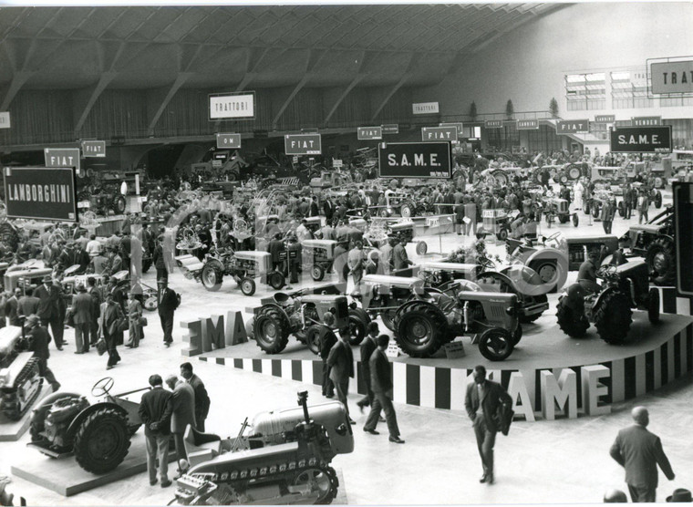1957 TORINO 1° Salone del Trattore - Veduta dei trattori in esposizione *Foto