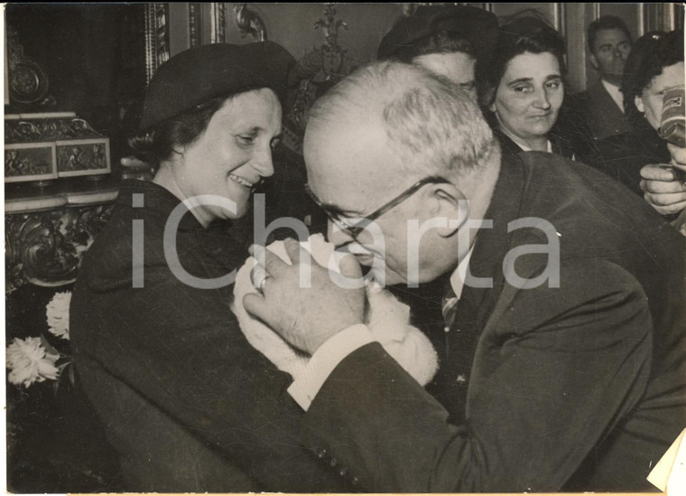 1953 PARIS Vincent AURIOL embrasse l'enfant d'une mère médaille d'or *Photo