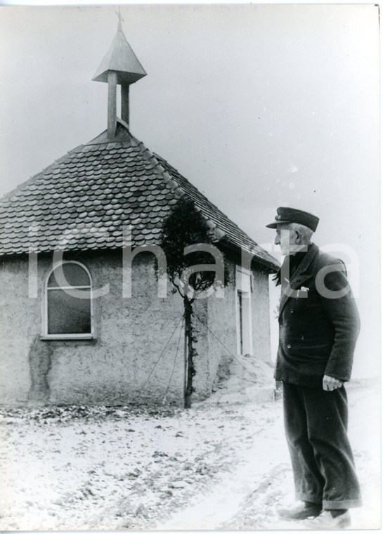 1964 OBERTHERES Georg ZEHE presso la chiesa di sua costruzione *Foto
