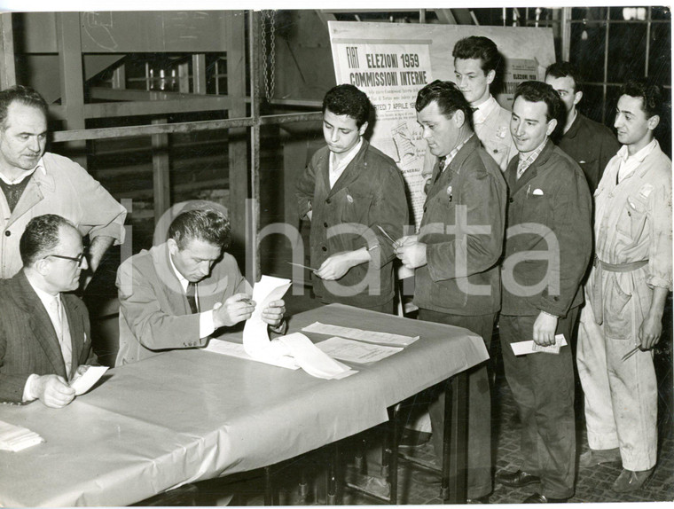 1959 TORINO Elezioni interne FIAT - Operai e impiegati in fila per votare *Foto