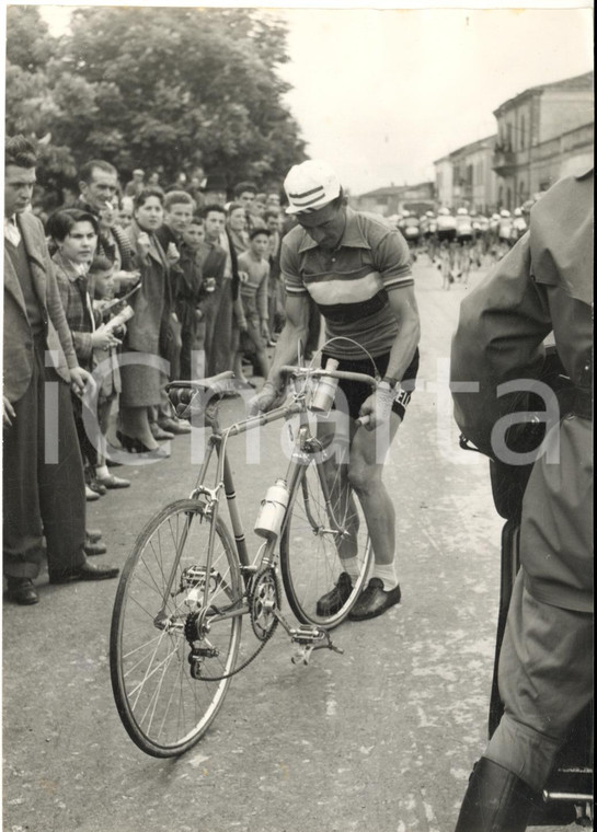 1953 CICLISMO GIRO D'ITALIA Louison BOBET raddrizza una ruota dopo una caduta