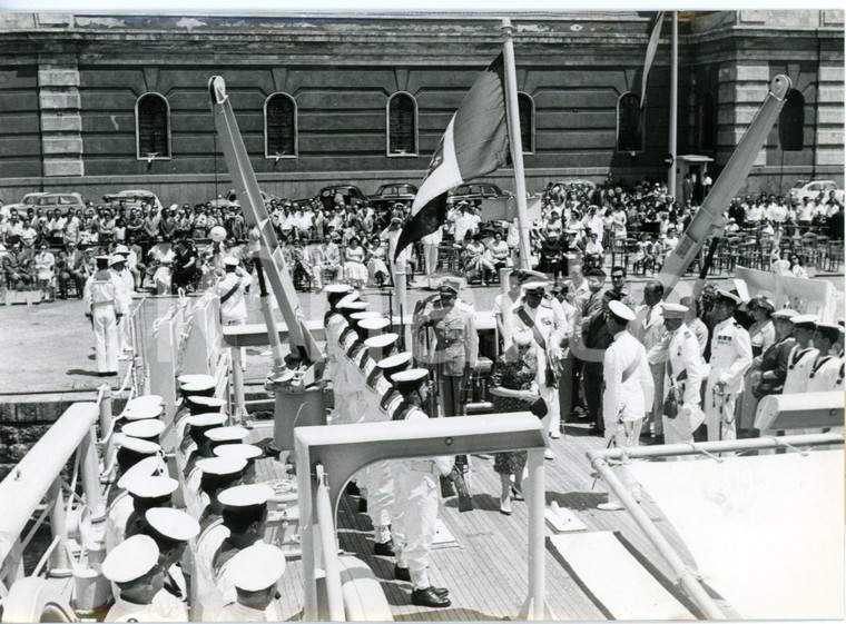 1957 CATANIA Associazione Marinai consegna bandiera italiana a dragamine SALMONE