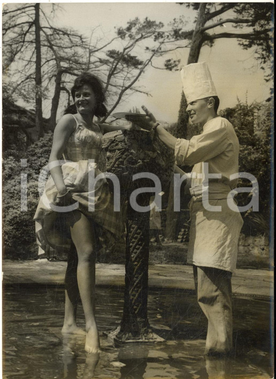 1960 FESTIVAL DI CANNES Michèle PERELLO posa scalza in una vasca *Foto