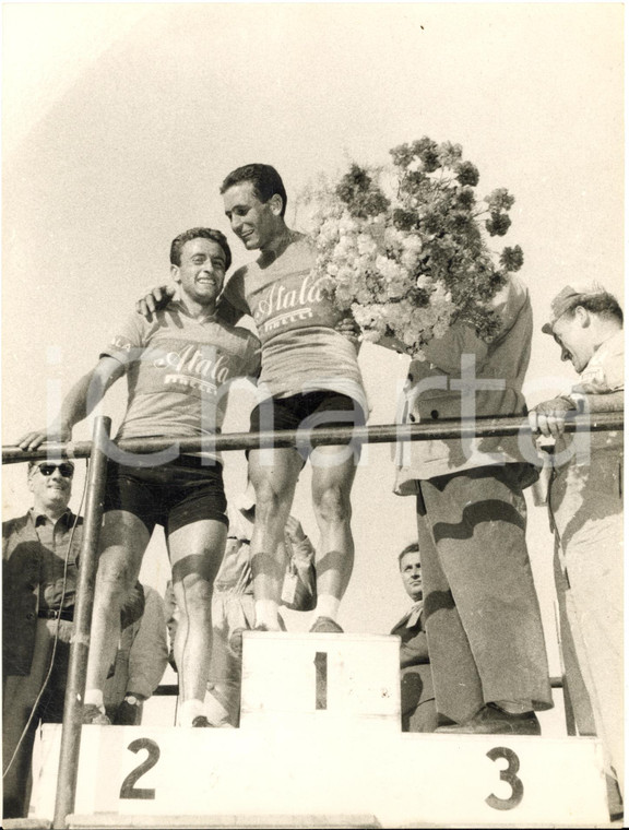 1955 ca CICLISMO ITALIA Squadra ATALA-PIRELLI Bruno MONTI vincitore sul podio