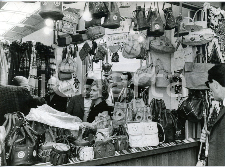 1968 MILANO 46° Fiera campionaria - Visitatori allo stand artigianato orientale