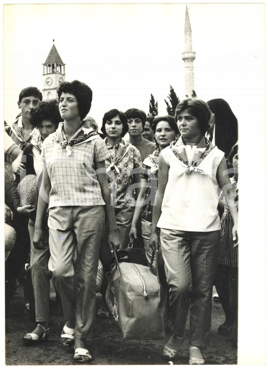 1968 TIRANA (ALBANIA) Giovani studentesse prestano aiuto agli agricoltori *Foto
