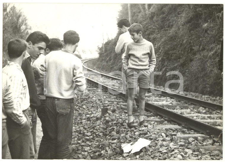 1959 BRACCIANO Giovani sul luogo del ritrovamento di Umberto SBRIGHI - Foto