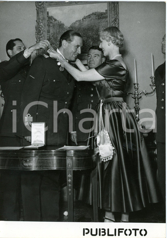 1954 ROMA Clare BOOTHE LUCE conferisce commenda "Legion of Merit" ad Aldo URBANI
