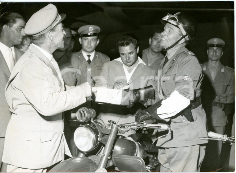 1956 CIAMPINO Polizia Stradale consegna farmaco salvavita per bambino malato