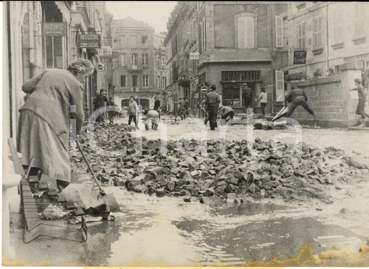 1960 AUBUSSON - Inondations du centre ville - Debris dans la rue *Photo 18x13