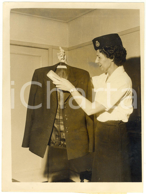 1953 LONDON - BOAC Air hostess Juanita ROLANDI brushing her uniform *Photo