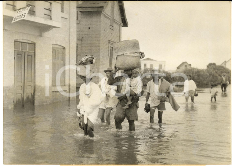 1959 Alluvione ANTANANARIVO (MADAGASCAR) Famiglia in una strada allagata *Foto