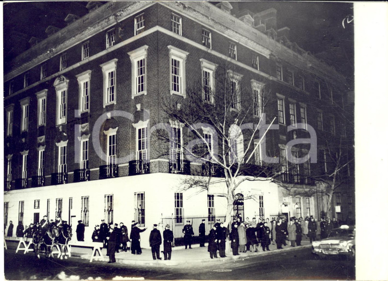 1959 NEW YORK Ambasciata URSS - Polizia in attesa di Anastas MIKOJAN - Foto