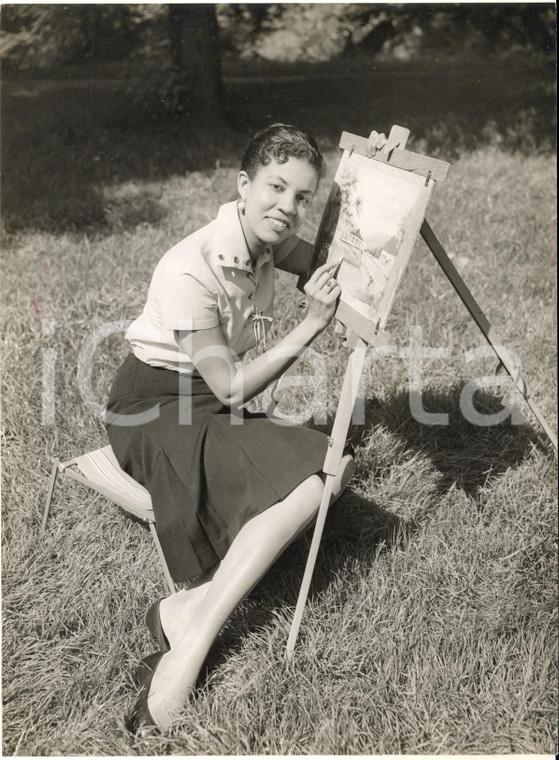 1958 LONDON Young artist Bette WILLIAMS painting in plasticine - Photo 15x20