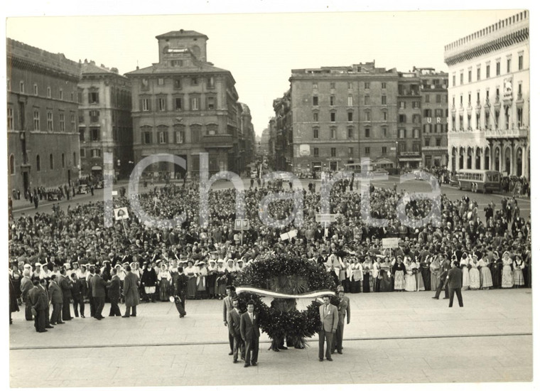 1954 ROMA Coltivatori Diretti rendono omaggio alla tomba del Milite Ignoto *Foto