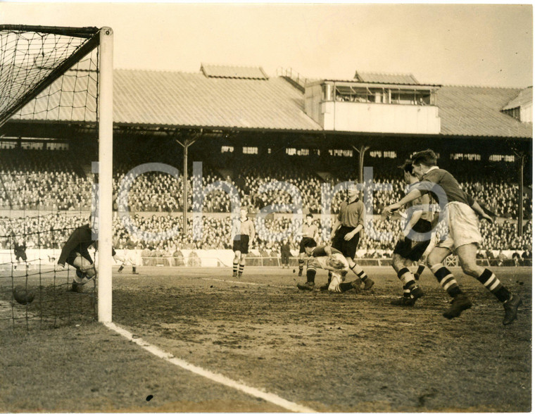 1954 LONDON - FOOTBALL Chelsea-Wolverhampton - Ray BENTLEY scoring a goal *Photo