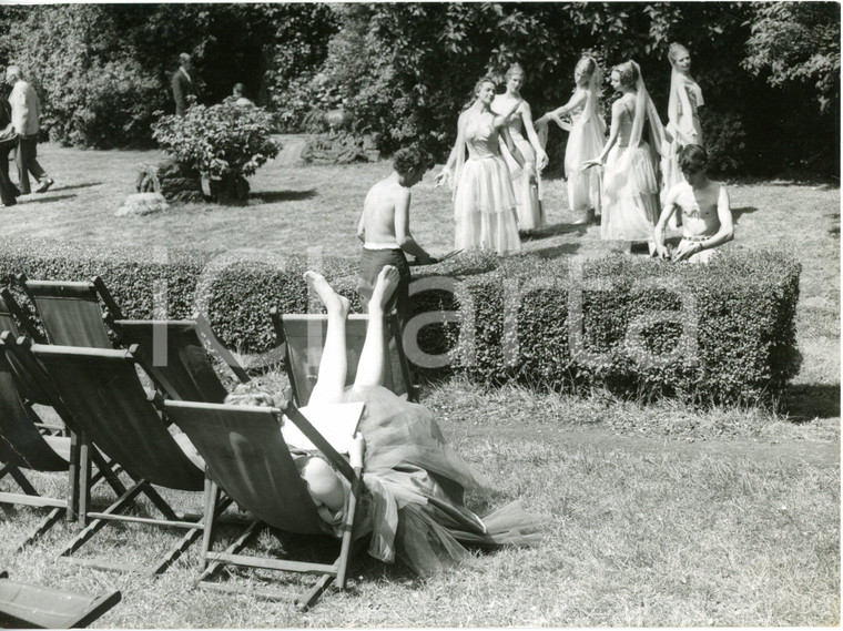 1960 LONDON Regent's Park - Silvia BEAMISH looking rehearsal of "The Tempest"