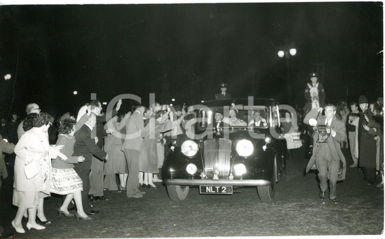 1960 LONDON - Crowd welcomes Queen Elizabeth II on her way to Buckingham Palace