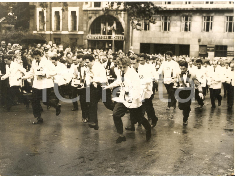1958 LONDON SOHO FAIR - The opening event "Waiters Race" *Photo 20x15 cm