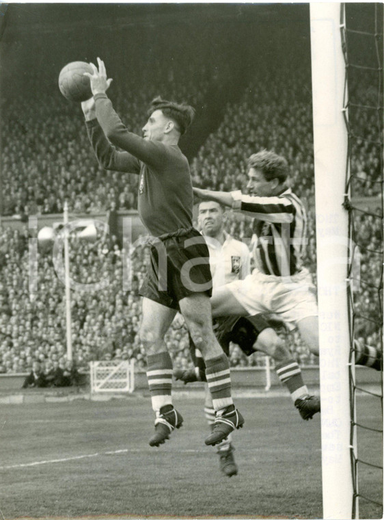 1954 FOOTBALL FA Cup Final - West Bromwich-Preston 3-2 - Save by Johnny NICHOLLS