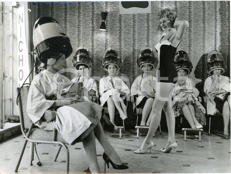 1959 LONDON FASHION - Lloyd Nichol's salon - Margaret LORRAINE Susan BEAUMONT