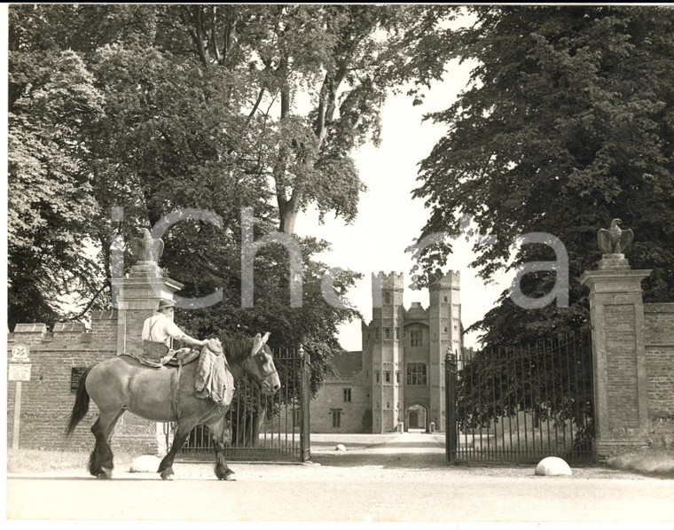 1958 KING'S LYNN A farm worker rides his horse near OXBURGH HALL *Photo 20x15 cm