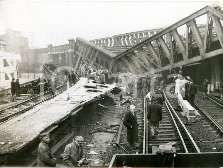 1957 LONDON St.John's Station - Train accident - Wreckage of the fallen bridge