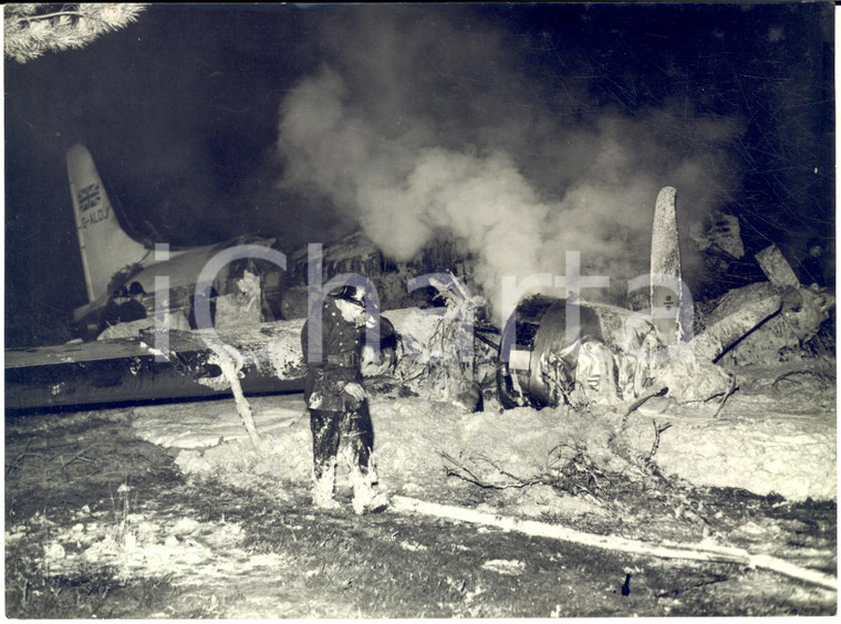 1956 BLACKBUSHE AIRPORT - Hermes IVA crash - Fireman at work *Photo 20x15