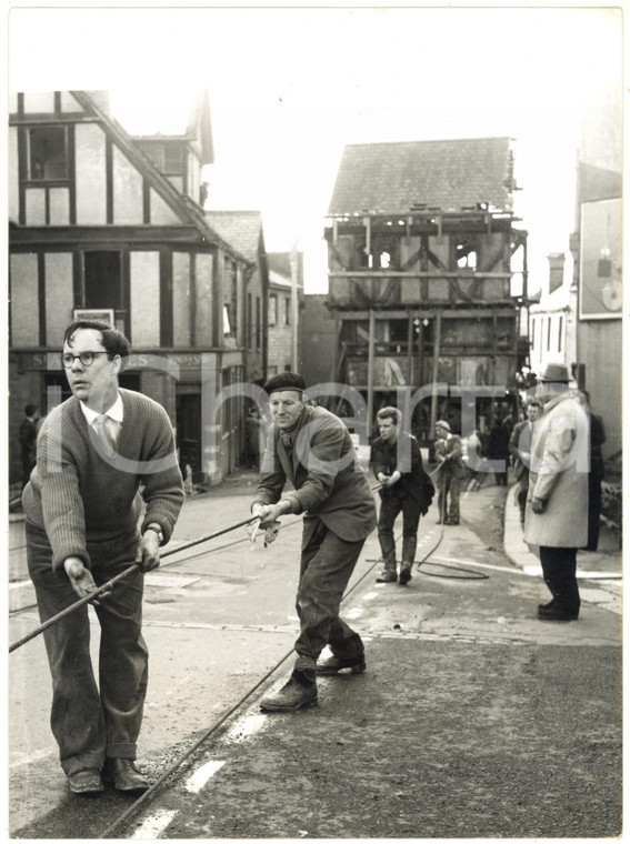 1961 EXETER (UK) Men at work to move an ancient house in one piece *Photo