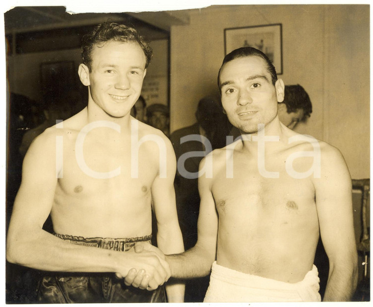 1954 LONDON - BOXE - Sammy McCARTHY shaking hands with Enrico MACALE *Photo