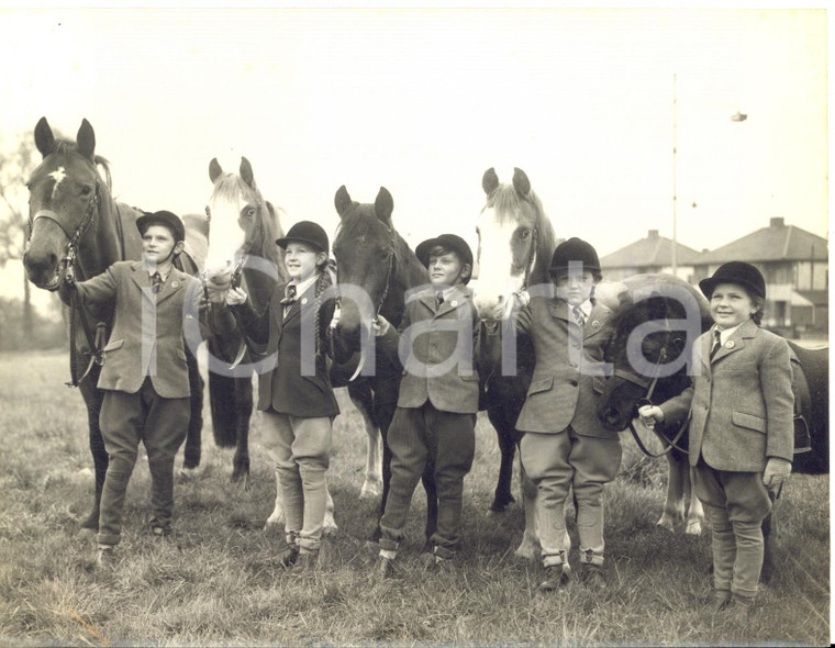 1953 ROMFORD (UK) Children of CARTER family with their ponies *Photo 20x15