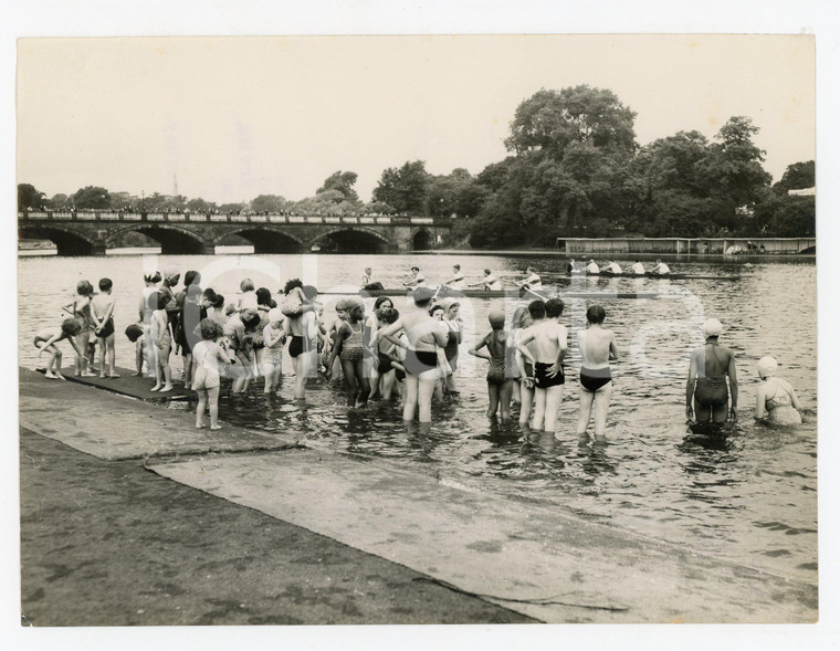 1953 LONDON Young bathers watching the Coronation Regatta - Photo 20x15 cm