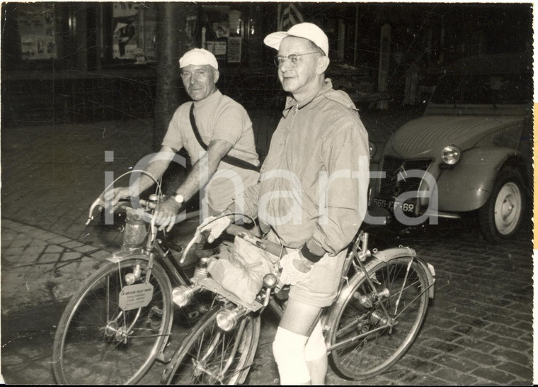 1958 CALAIS Oscar LEMAIRE Yves GOUZANET au départ d'un raid cyclo-touristique