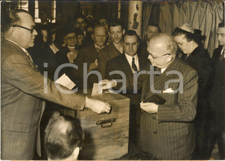 1953 PARIS Elections municipales - Vincent AURIOL au bureau de vote - Photo