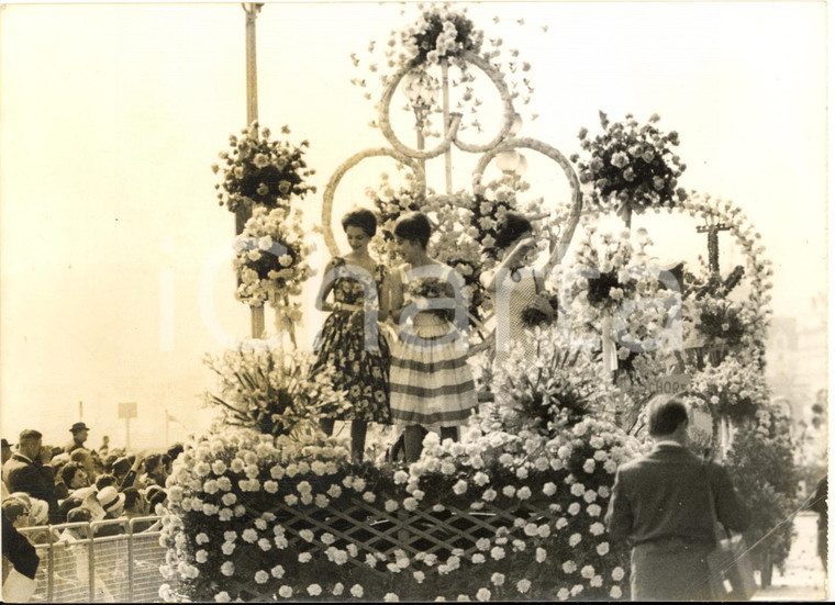 1963 NICE CARNAVAL - Char fleuri sur la Promenade des Anglais - Photo 18x13 cm