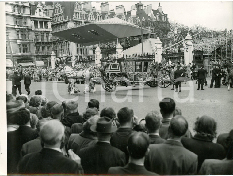 1953 LONDON Coronation rehearsal - Speaker's Coach leaves for Westminster Abbey
