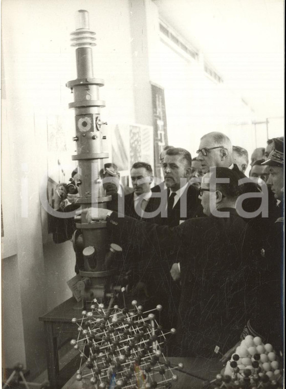1959 TOULOUSE Charles DE GAULLE visite l'Institut d'optique électronique *Photo
