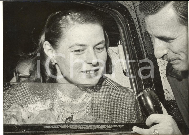 1959 PARIS ORLY Ingrid BERGMAN intervistata in automobile - Foto 18x13 cm