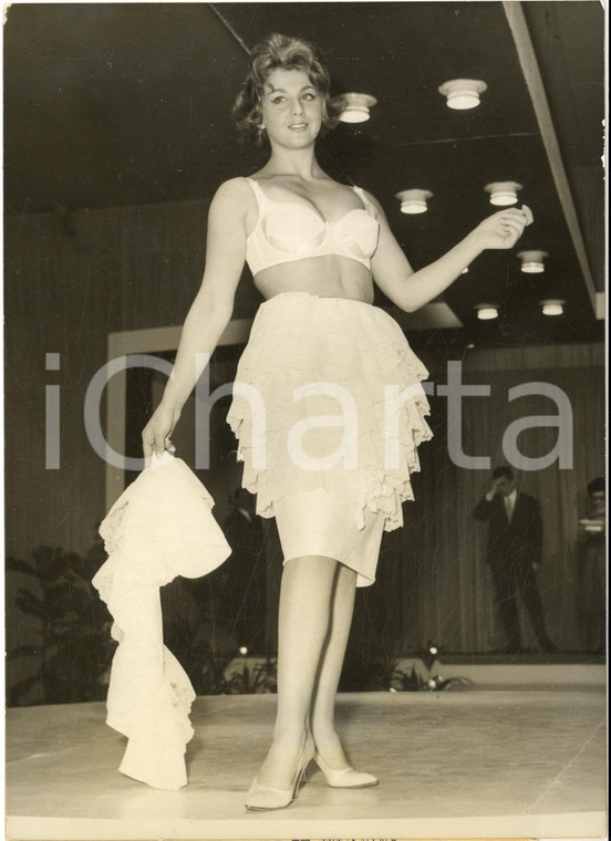 1959 PARIS Semaine Vêtement Féminin - LINGERIE - Modèle de chez Nicole BERNARD