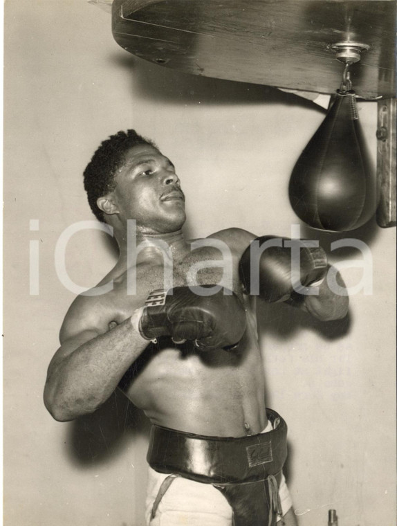 1956 LONDON - BOXE - Yolande POMPEY during a training session - Photo