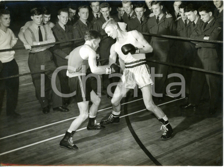 1956 HALTON - BOXE Dick McTAGGART training with corporal FLOYD for Olympic Games