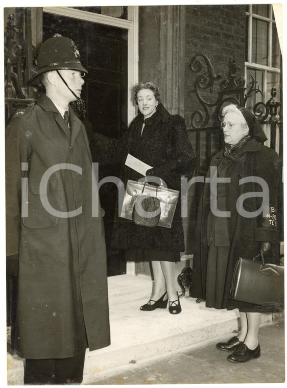 1957 LONDON 10 Downing Street - Woman delivering a letter against H-bomb tests