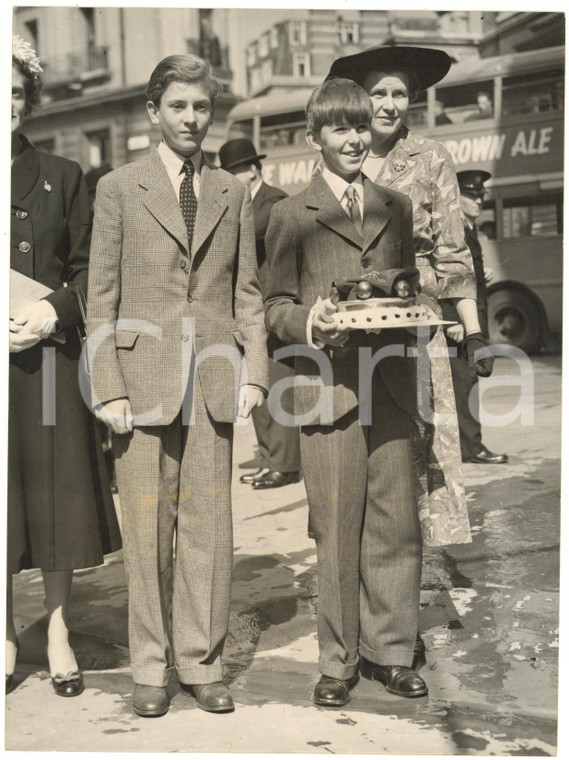 1953 LONDON Anthony TRYON carrying his father's coronet into Westminster Abbey