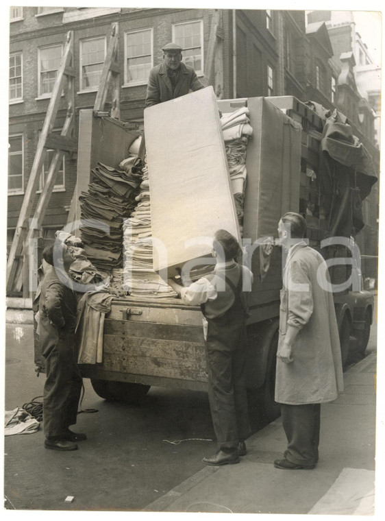1960 LONDON FLEET STREET Beds and blankets ready in the event of a rail strike