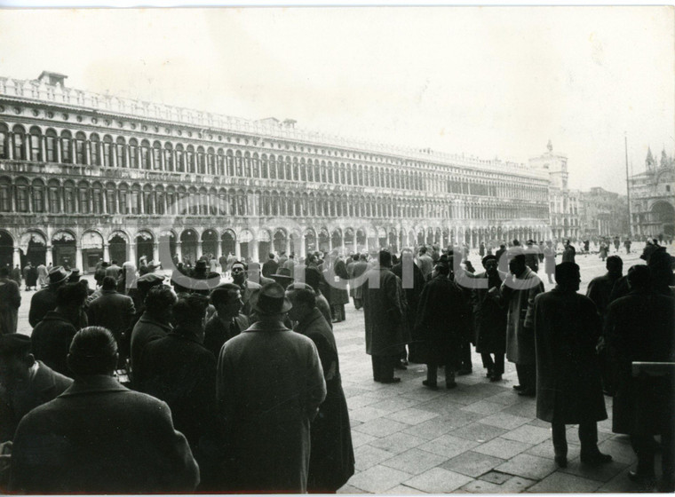 1957 VENEZIA XXXII Congresso PSI - Piazza San Marco gremita durante una pausa