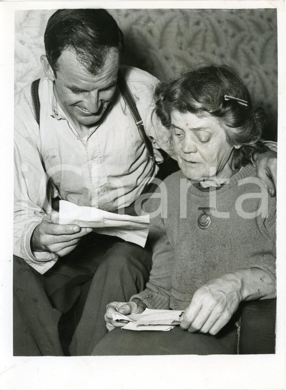 1953 MIDDLESBROUGH - Edward LYDON reading letters for his deaf and blind mother