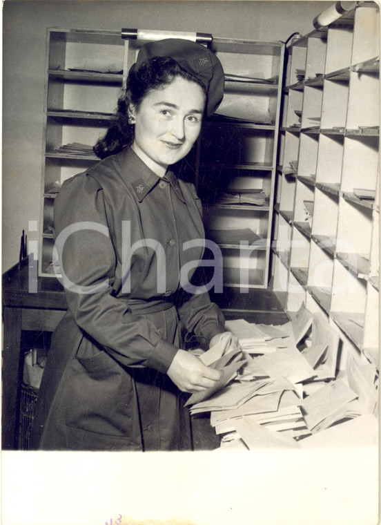 1957 PARIS FRANCE P.T.T. Employée dans la nouvelle tenue pour les dames *Photo